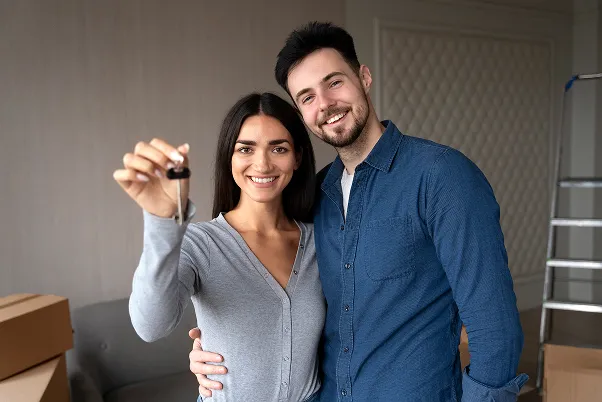 Couple heureux avec les clés