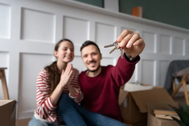 Couple célébrant avec les clés